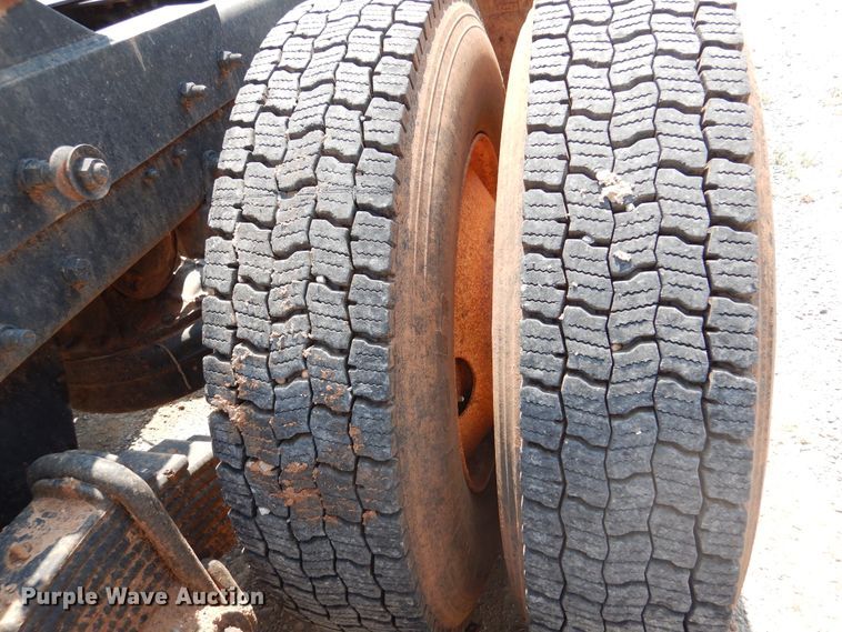 image for item DK2339 2001 Mack RD690S  semi truck