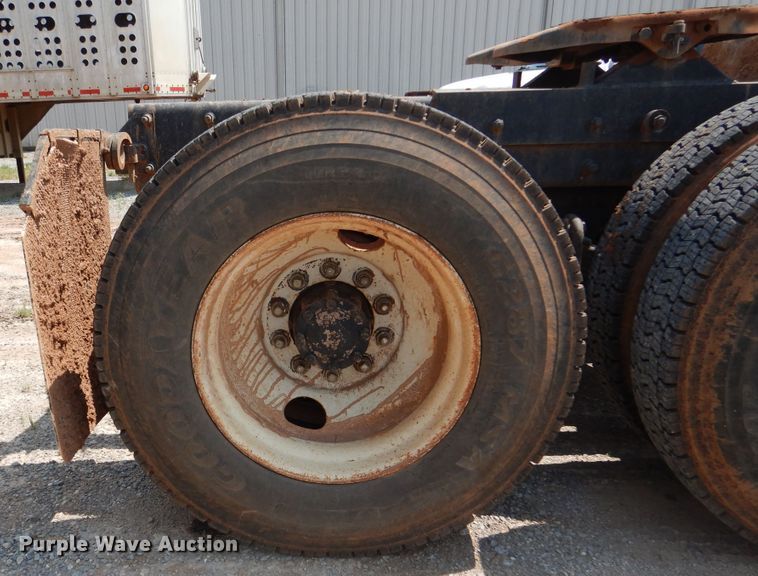 image for item DK2339 2001 Mack RD690S  semi truck