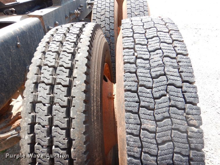 image for item DK2339 2001 Mack RD690S  semi truck