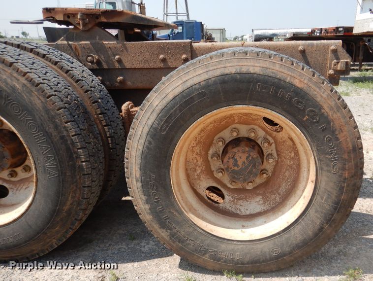 image for item DK2339 2001 Mack RD690S  semi truck