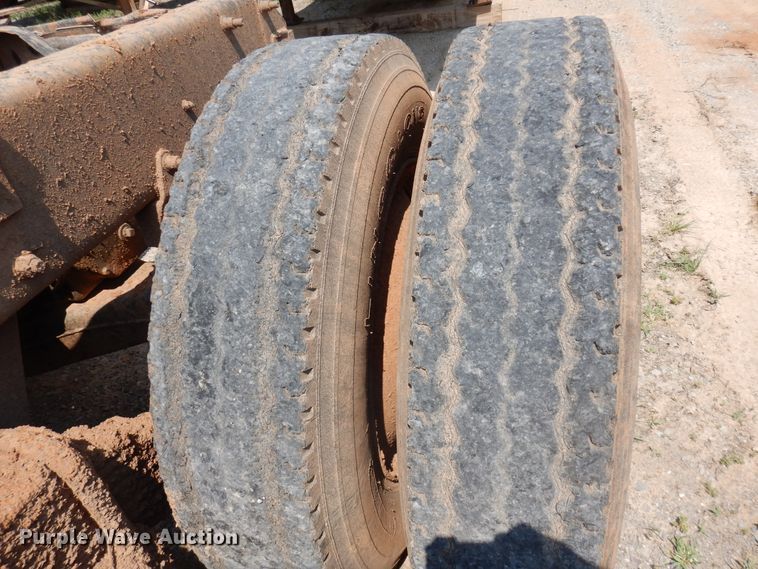 image for item DK2339 2001 Mack RD690S  semi truck