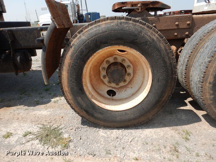 image for item DK2339 2001 Mack RD690S  semi truck