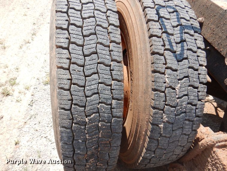 image for item DK2339 2001 Mack RD690S  semi truck