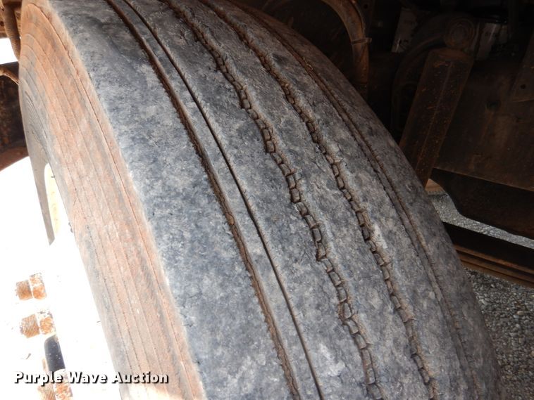 image for item DK2339 2001 Mack RD690S  semi truck