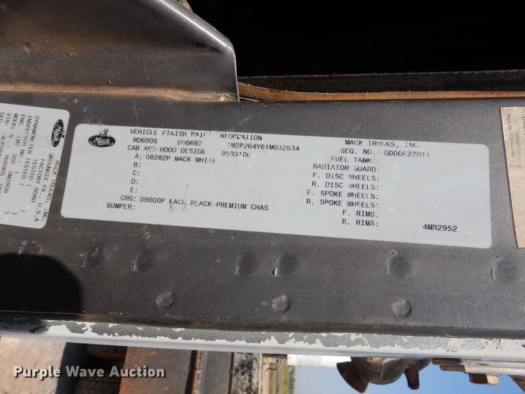 image for item DK2339 2001 Mack RD690S  semi truck