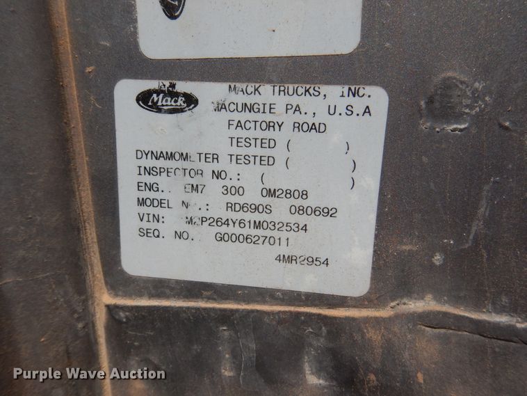 image for item DK2339 2001 Mack RD690S  semi truck