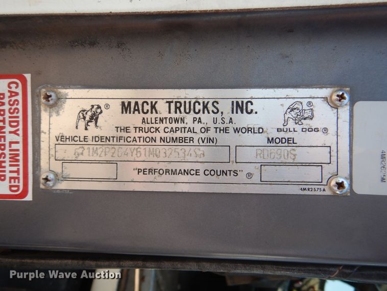 image for item DK2339 2001 Mack RD690S  semi truck