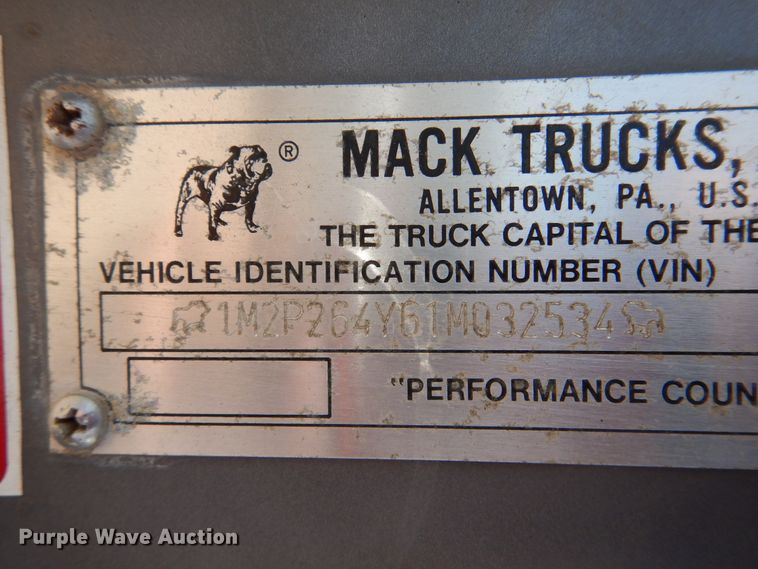 image for item DK2339 2001 Mack RD690S  semi truck