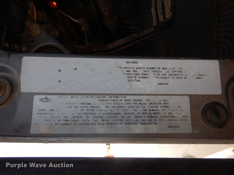 image for item DK2339 2001 Mack RD690S  semi truck