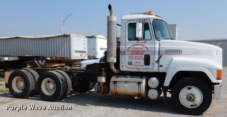 image for item DK2340 1993 Mack CH613  semi truck