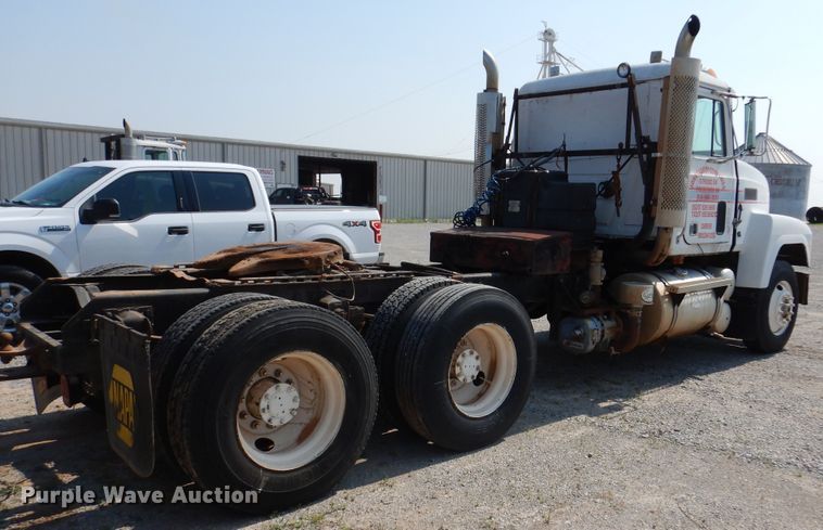 image for item DK2340 1993 Mack CH613  semi truck