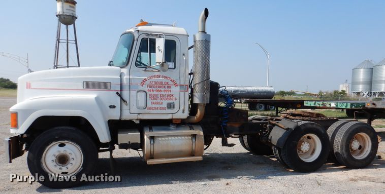 image for item DK2340 1993 Mack CH613  semi truck