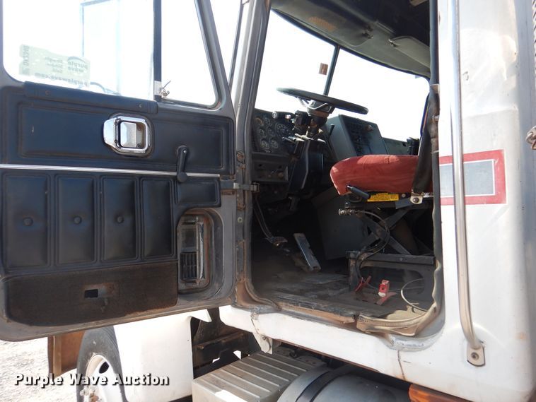 image for item DK2340 1993 Mack CH613  semi truck