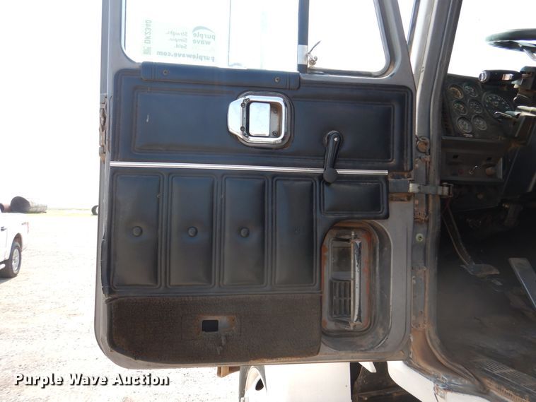 image for item DK2340 1993 Mack CH613  semi truck