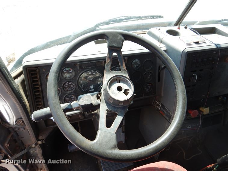 image for item DK2340 1993 Mack CH613  semi truck