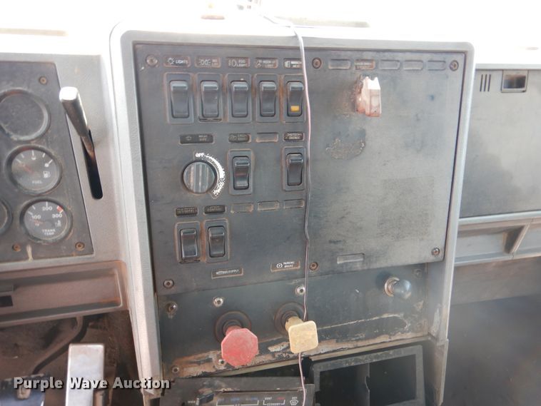 image for item DK2340 1993 Mack CH613  semi truck