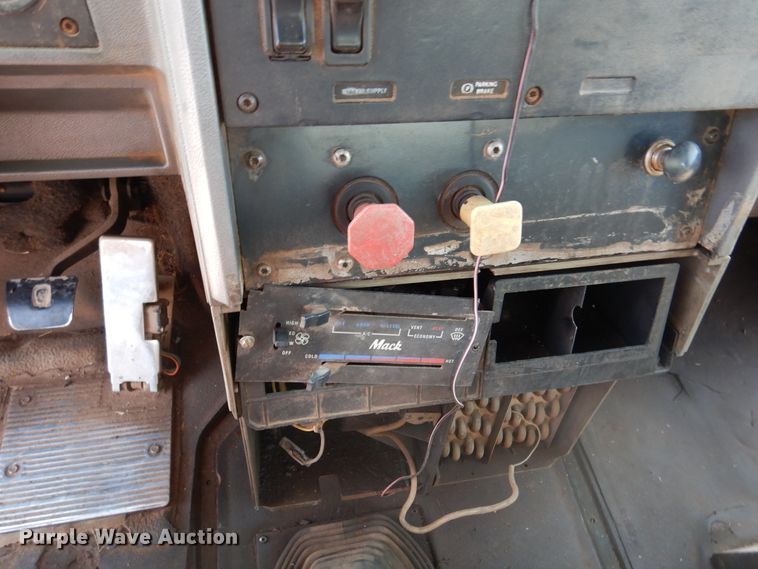 image for item DK2340 1993 Mack CH613  semi truck