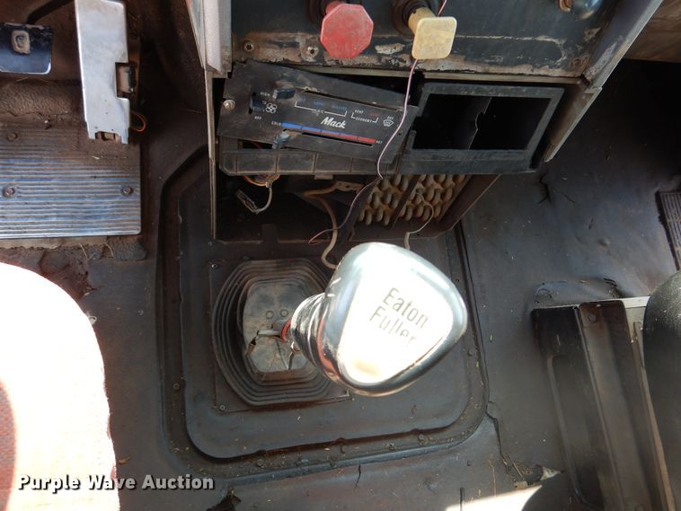 image for item DK2340 1993 Mack CH613  semi truck