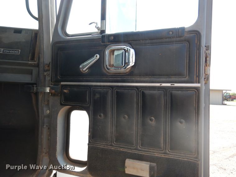 image for item DK2340 1993 Mack CH613  semi truck