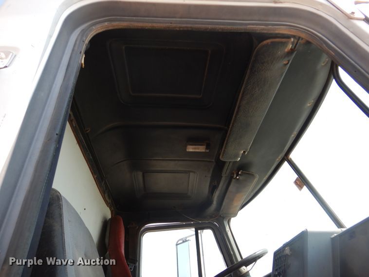 image for item DK2340 1993 Mack CH613  semi truck