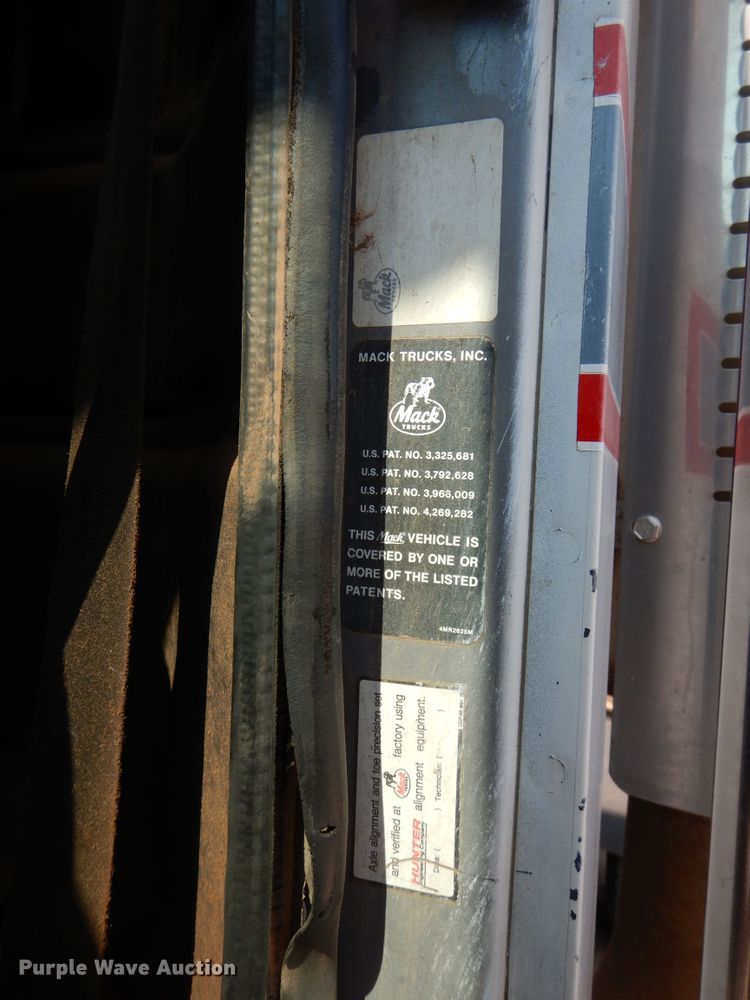 image for item DK2340 1993 Mack CH613  semi truck