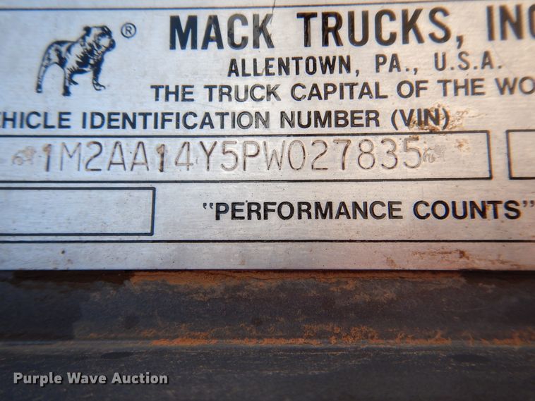 image for item DK2340 1993 Mack CH613  semi truck