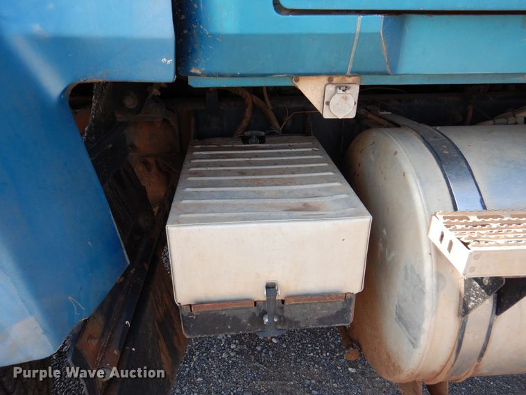 image for item DK2360 1993 Mack CH613  semi truck