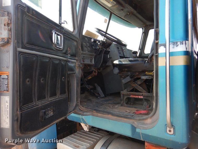 image for item DK2360 1993 Mack CH613  semi truck