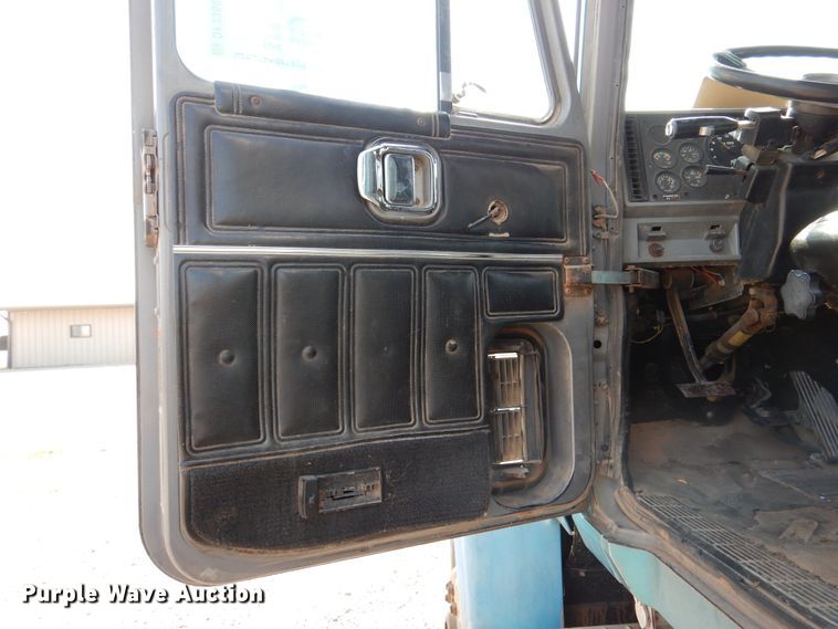 image for item DK2360 1993 Mack CH613  semi truck