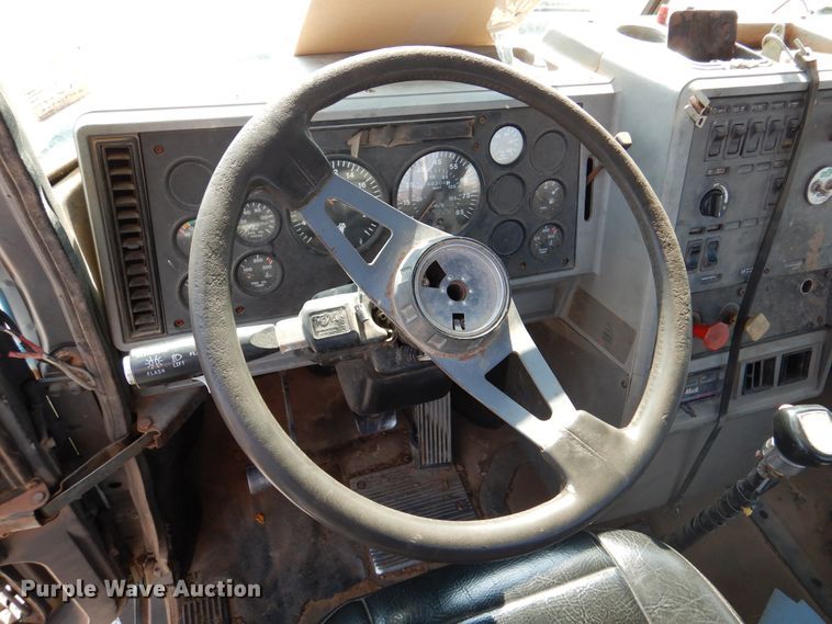 image for item DK2360 1993 Mack CH613  semi truck