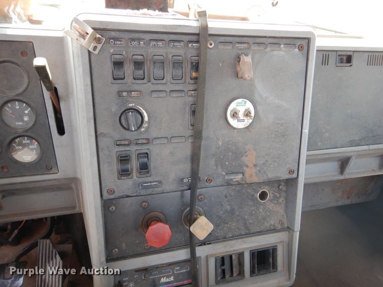 image for item DK2360 1993 Mack CH613  semi truck