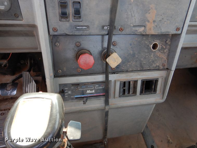image for item DK2360 1993 Mack CH613  semi truck