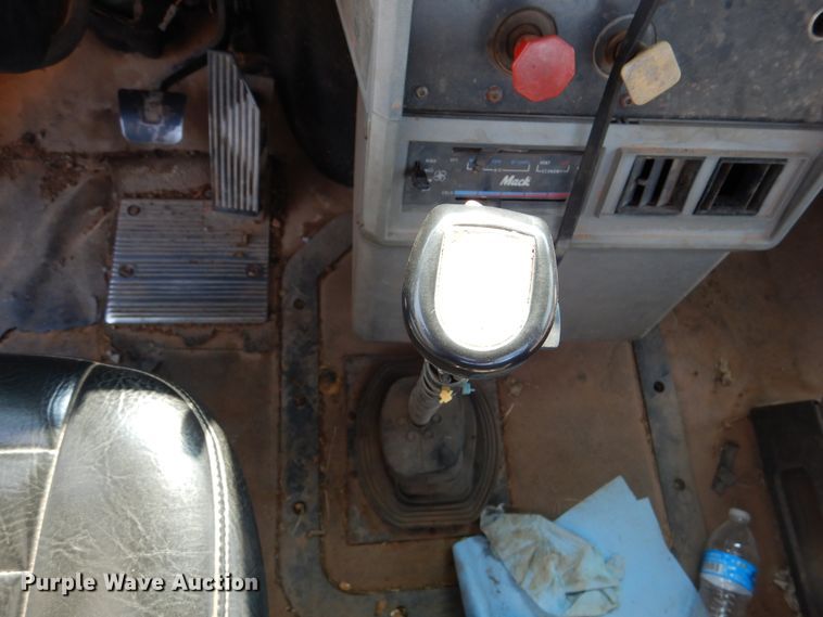 image for item DK2360 1993 Mack CH613  semi truck