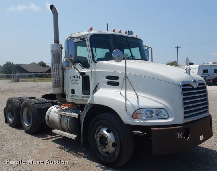 image for item DH7271 2007 Mack CXN613  semi truck