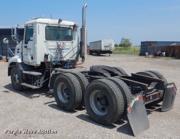 image for item DH7271 2007 Mack CXN613  semi truck