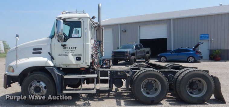 image for item DH7271 2007 Mack CXN613  semi truck