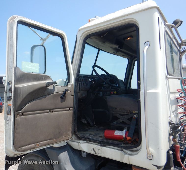 image for item DH7271 2007 Mack CXN613  semi truck