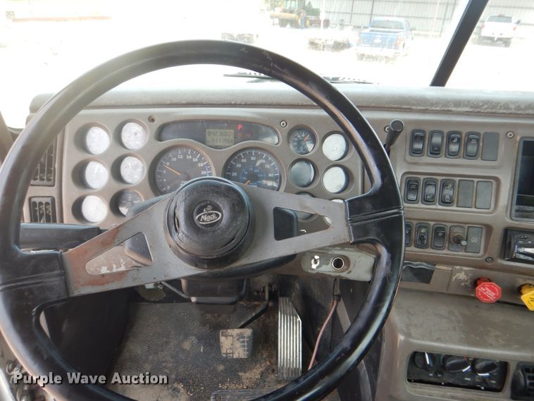 image for item DH7271 2007 Mack CXN613  semi truck