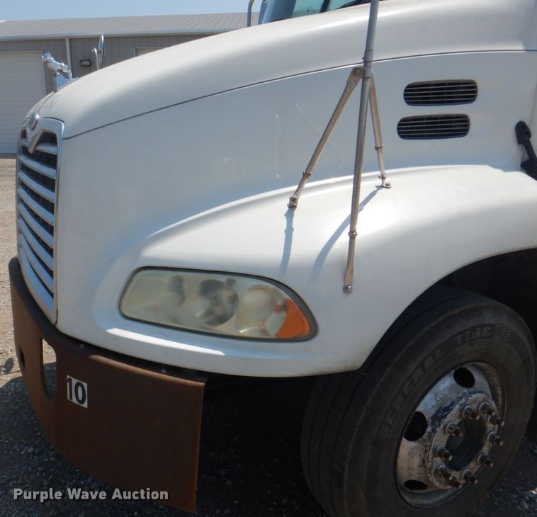 image for item DH7271 2007 Mack CXN613  semi truck