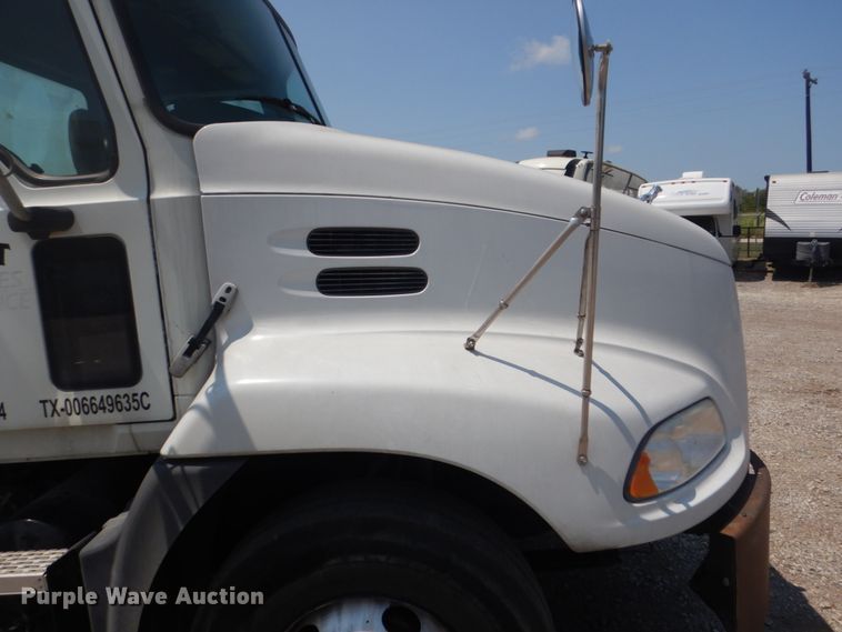 image for item DH7271 2007 Mack CXN613  semi truck