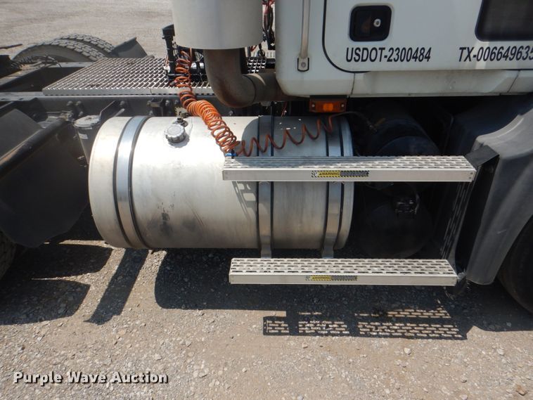 image for item DH7271 2007 Mack CXN613  semi truck