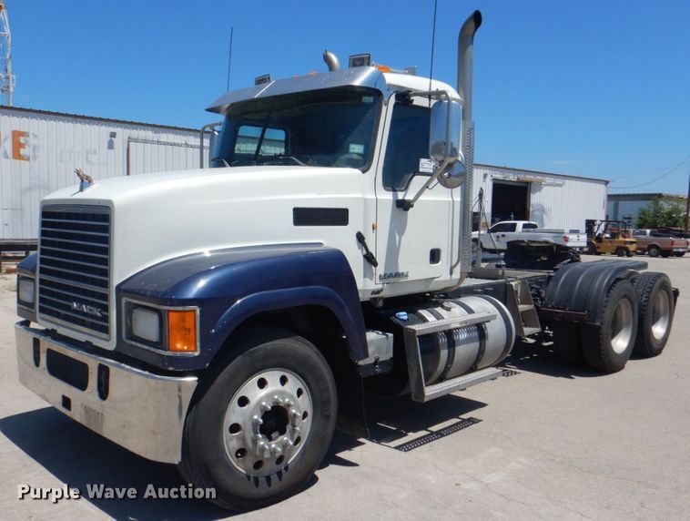 image for item DH7272 2015 Mack CHU613  semi truck