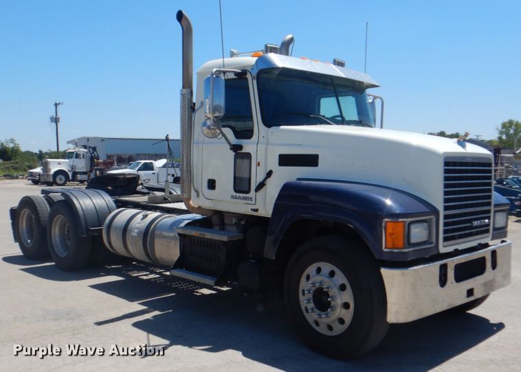 image for item DH7272 2015 Mack CHU613  semi truck