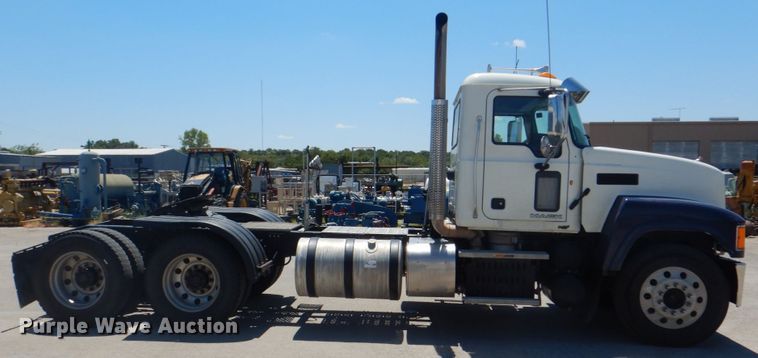 image for item DH7272 2015 Mack CHU613  semi truck