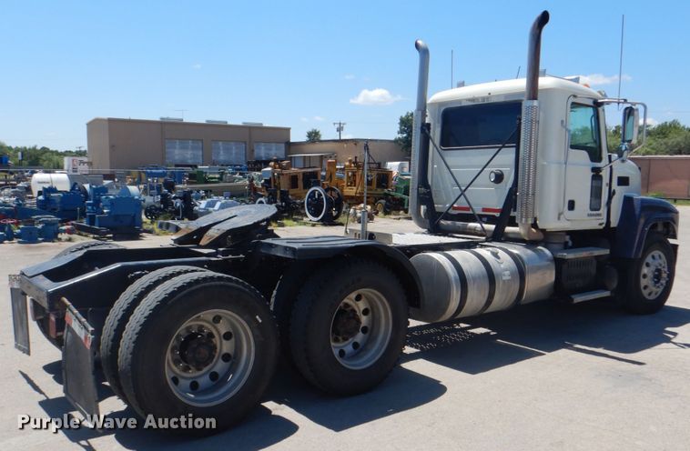 image for item DH7272 2015 Mack CHU613  semi truck