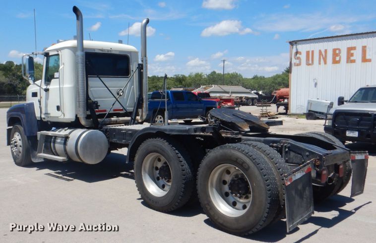 image for item DH7272 2015 Mack CHU613  semi truck