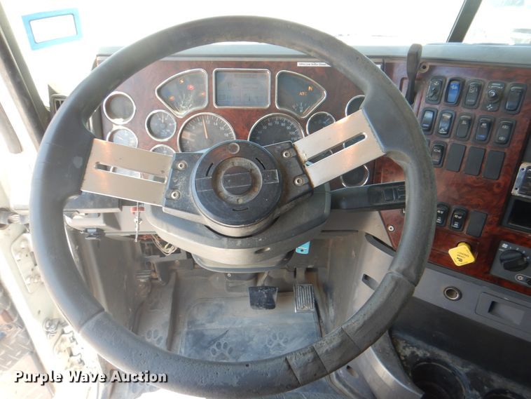 image for item DH7272 2015 Mack CHU613  semi truck