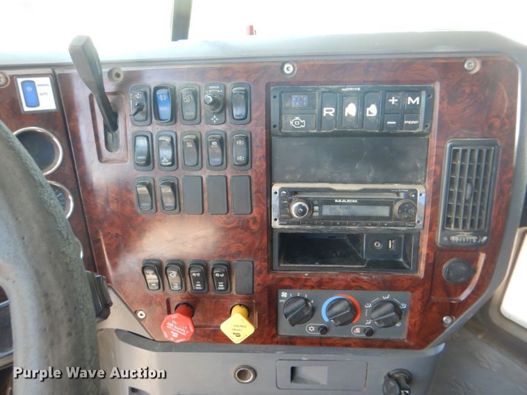 image for item DH7272 2015 Mack CHU613  semi truck