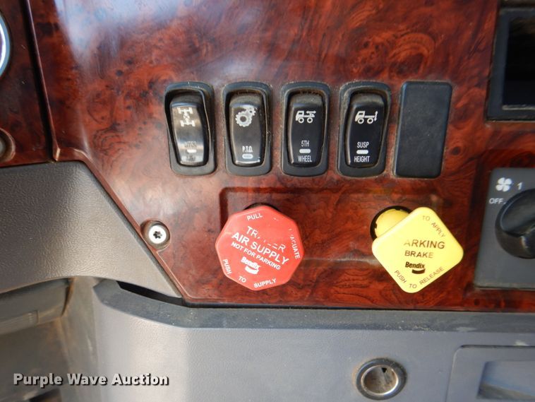 image for item DH7272 2015 Mack CHU613  semi truck