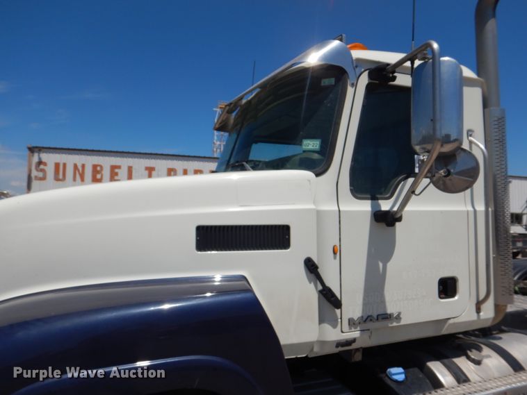 image for item DH7272 2015 Mack CHU613  semi truck